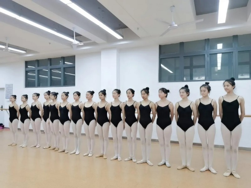 【文演藝術(shù)教育】鳳凰校區(qū)開課啦，萌娃展示別眨眼！